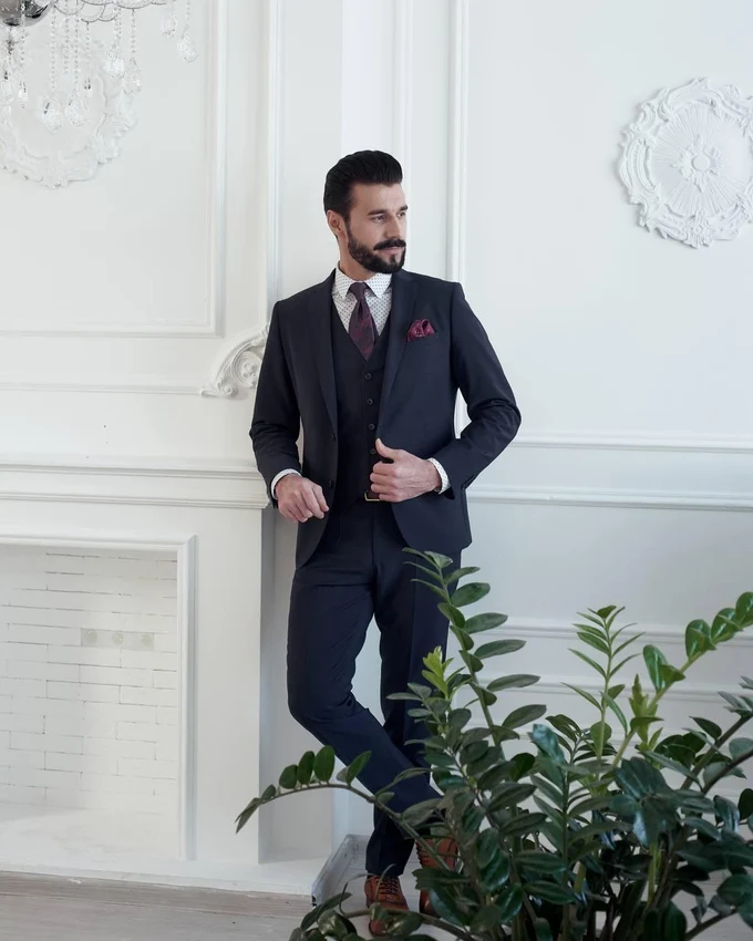 Костюм — это не просто одежда, это ваша уверенность в каждом шаге.