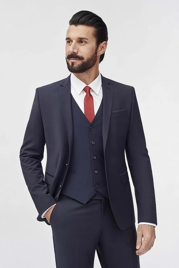 Костюм — это не просто одежда, это ваша уверенность в каждом шаге.